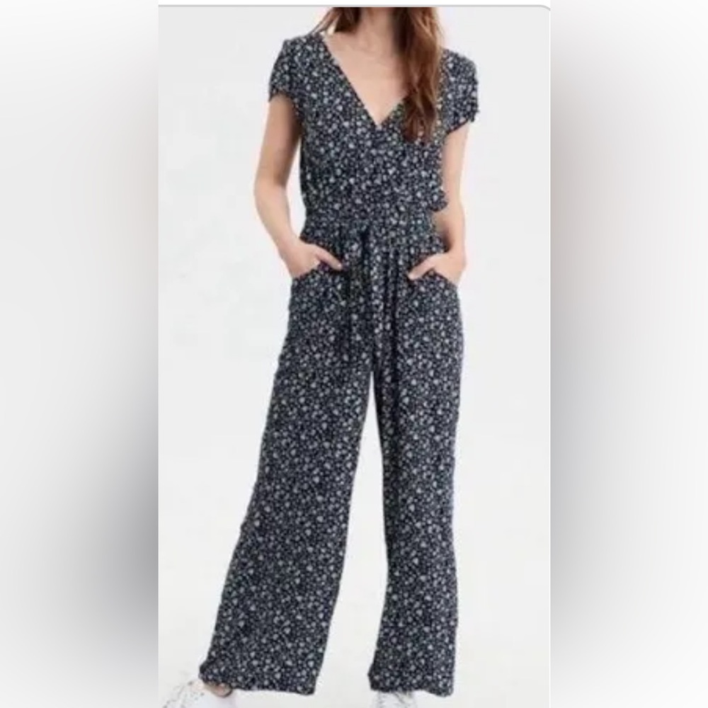 American Eagle navy blue jumpsuit white flowers cap sleeves